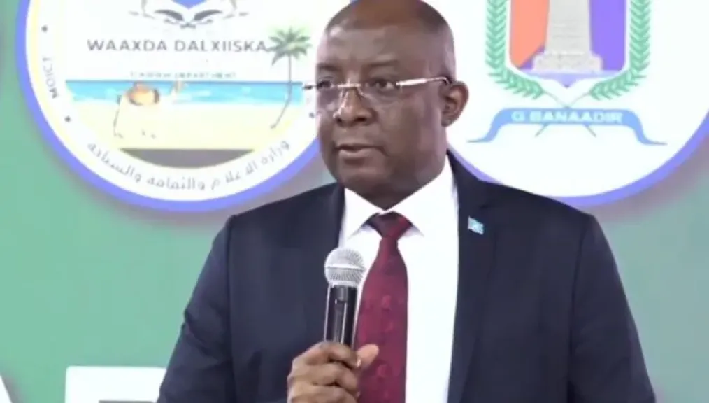 وزير الإعلام الصومالي يؤكد خطورة التدخلات غير المشروعة على استقرار إفريقيا والعالم