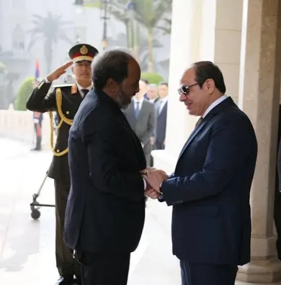رئيس الصومال يصل إلى القاهرة في زيارة رسمية لبحث تعزيز العلاقات الثنائية