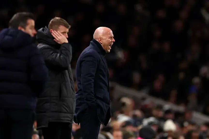 كاراجر يتوقع رحيل سلوت عن ليفربول في نهاية الموسم