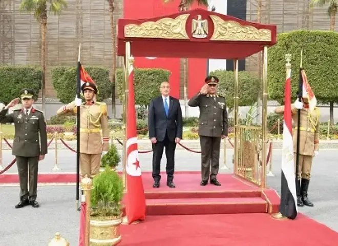 وزير الدفاع يبحث مع نظيره التونسي تعزيز التعاون العسكري المشترك