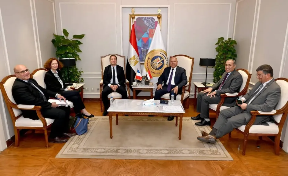 الوزير يبحث مع السفير الفرنسي آخر مستجدات مشروعات النقل المشتركة الجاري تنفيذها