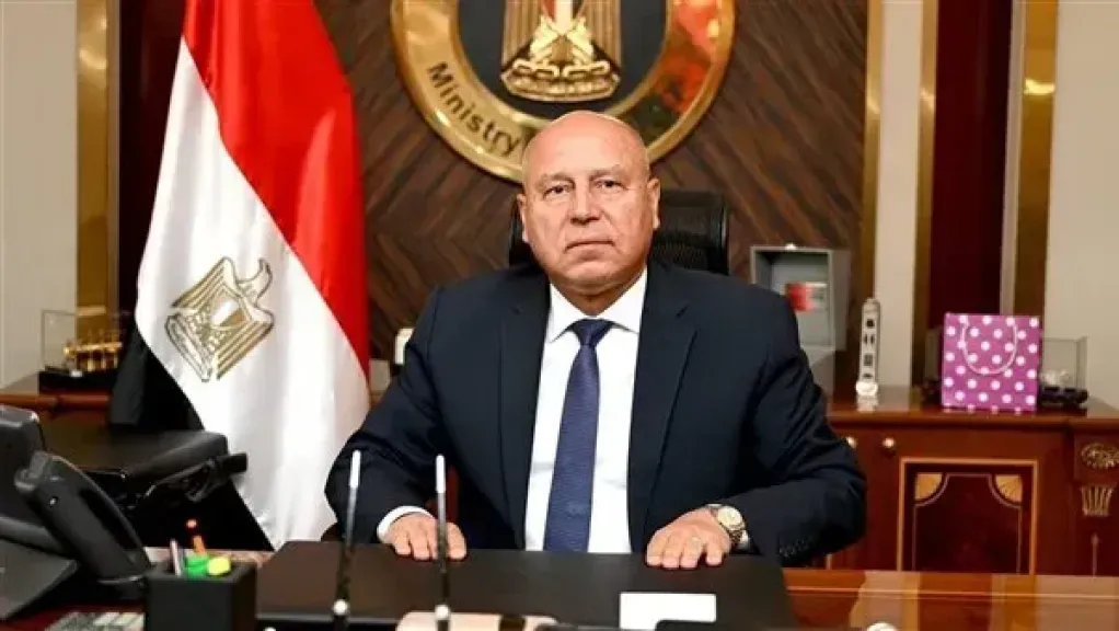 وزارة النقل: تحطم مقدمة سيارة ربع نقل بعد محاولة اقتحام مزلقان ميت حلفا أثناء مرور قطار