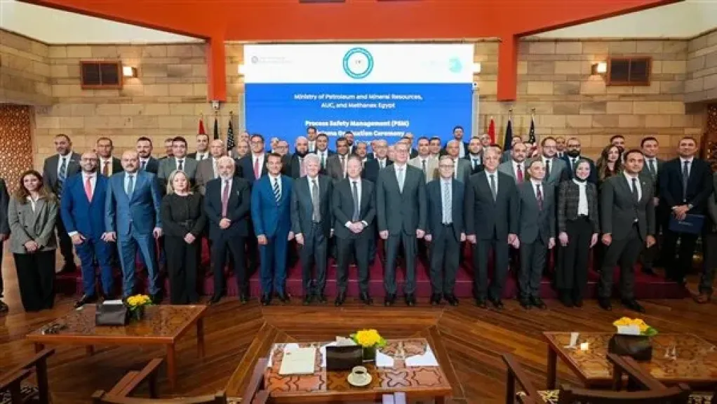 الجامعة الأمريكية تحتفل بتخرج 32 خبيرا من أول دبلومة من نوعها لقطاع البترول والغاز في مصر