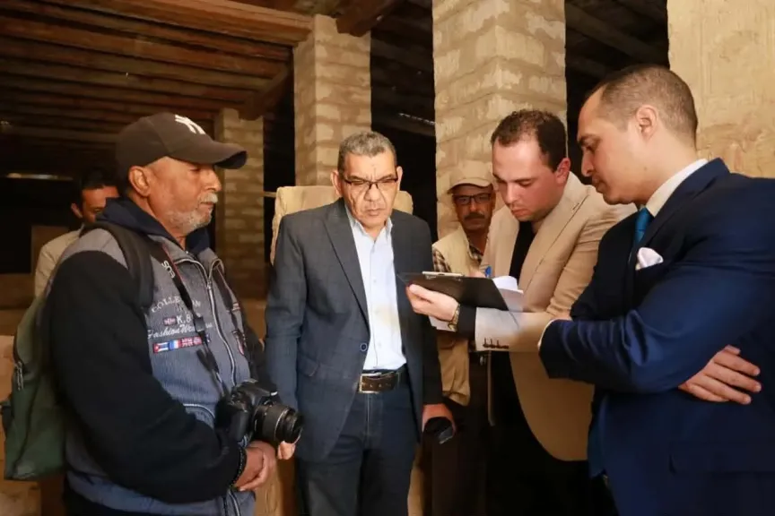 النيابة الإدارية تعاين مقبرة بسقارة في واقعة اختفاء لوحة أثرية