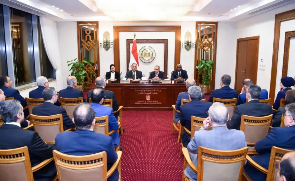 وزير الخارجية يجتمع بقيادات الوزارة ويؤكد أهمية مواصلة تطوير الأداء المؤسسي