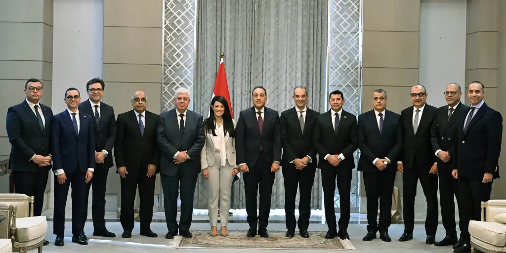 رئيس الوزراء يُكرم الوزراء السابقين  ويؤكد: هدفنا جميعًا خدمة المواطن