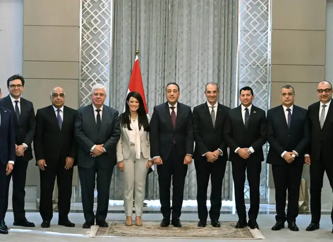 رئيس الوزراء يُكرم الوزراء السابقين  ويؤكد: هدفنا جميعًا خدمة المواطن