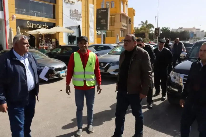 حملة مكبرة لإعادة الانضباط بشوارع الشيخ زايد.. والتحفظ على 20 سايس مخالف