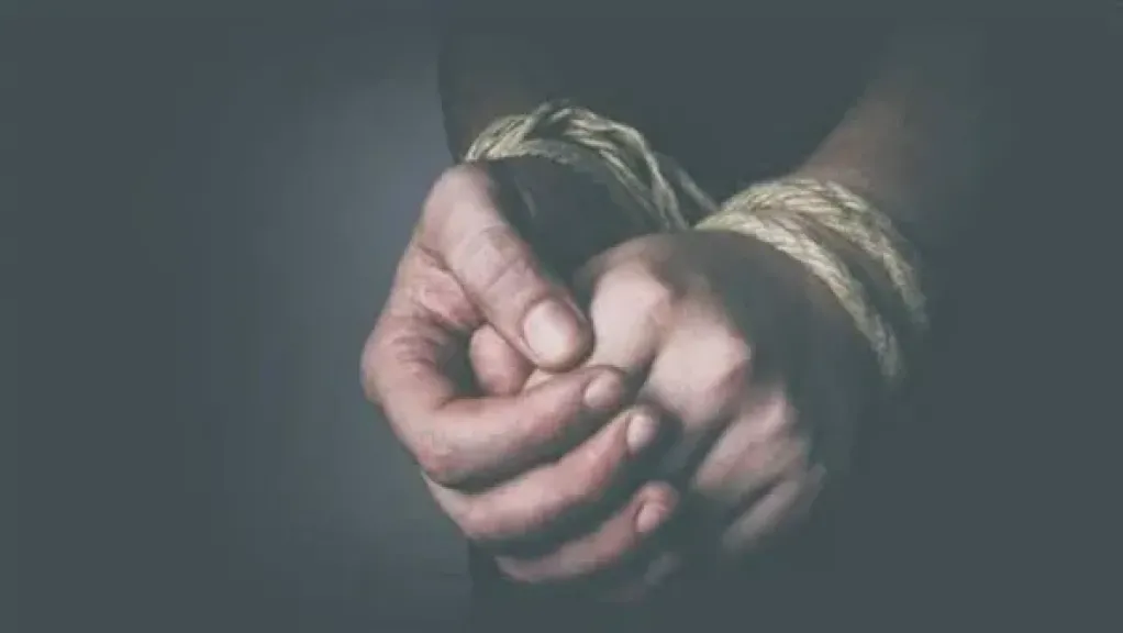 القصة الكاملة لواقعة ميت عاصم.. شاب يُجبر على ارتداء «بدلة رقص» و«التشهير» به في وضح النهار بالقليوبية