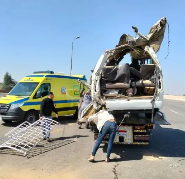 مصرع شخصين وإصابة 14 آخرين إثر حادث تصادم سيارتين في البحيرة