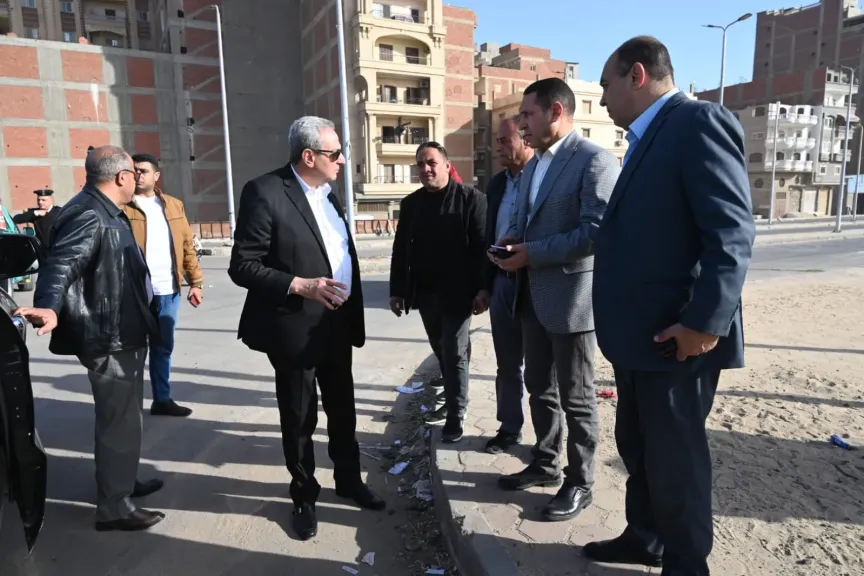 محافظ الغربية يتجول سيرًا على الأقدام في قلب الشارع المحلاوي.. ويتفقد كورنيش المحلة الجديد