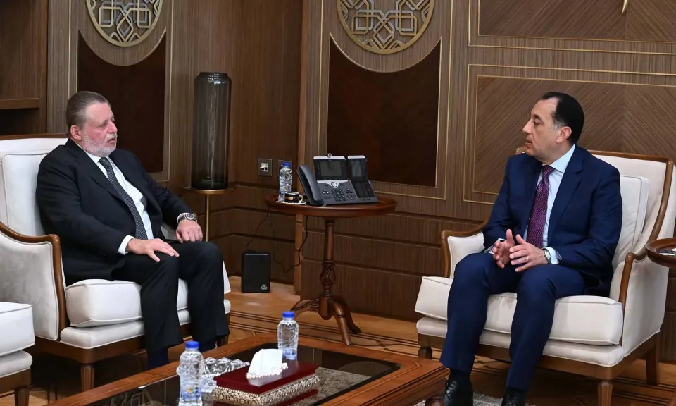رئيس الوزراء يلتقي محافظ البنك المركزي لبحث عدد من الملفات المهمة