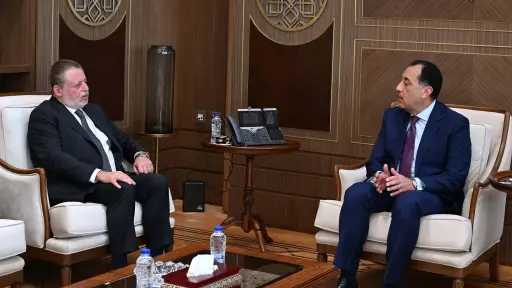 رئيس الوزراء يلتقي محافظ البنك المركزي لبحث عدد من الملفات المهمة