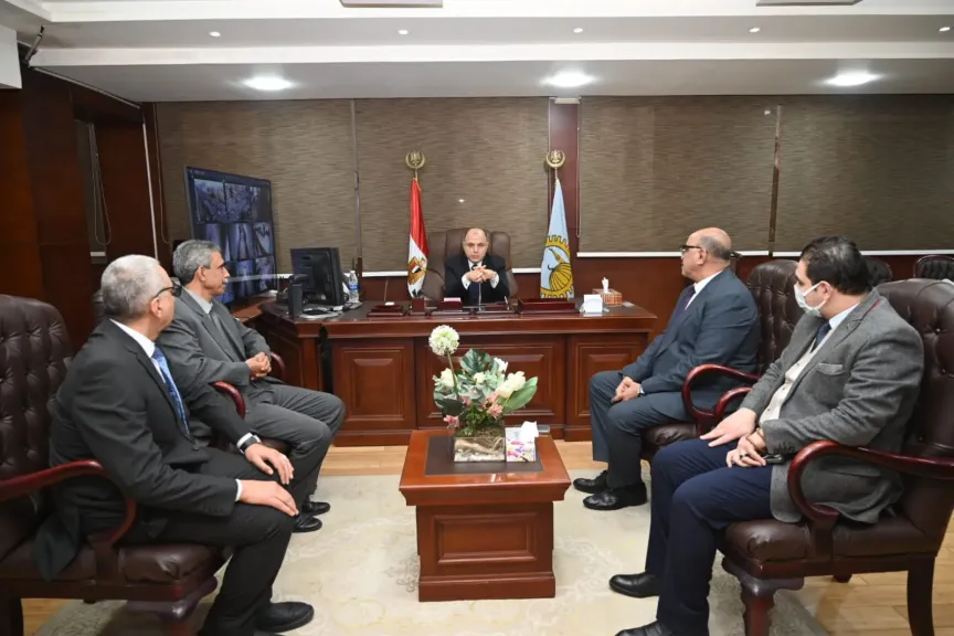 عقب وصوله إلى الديوان العام .. محافظ الغربية: نعمل كفريق واحد لحل مشكلات الشارع