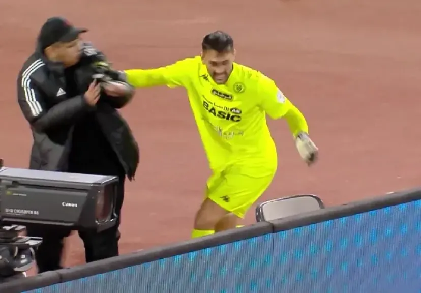 الاعتداء على حامل كرات يُكلف حارسا الإيقاف في الدوري السعودي