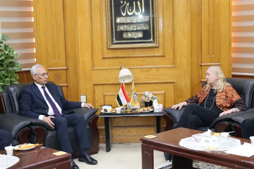 رئيس جامعة المنيا يبحث مع ريجينا شولتز تفعيل اتفاقية التعاون مع جامعتي هيلدسهايم وميونخ