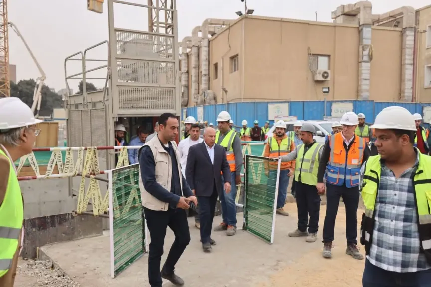 تفاصيل حدوث كسر في ماسورة مياه وهبوط أرضي بجوار أحد العقارات بمصر القديمة