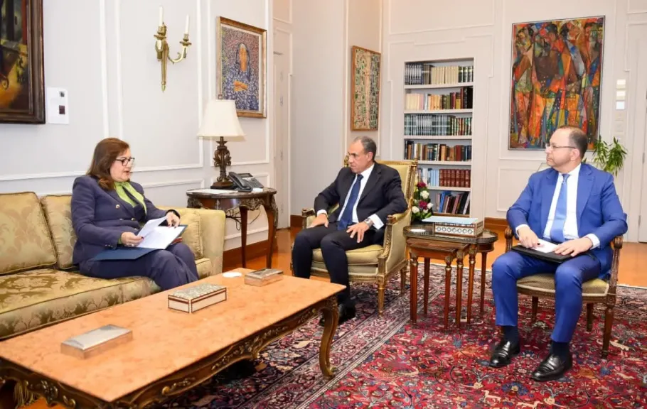وزير الخارجية يلتقي مستشارة رئيس الجمهورية للشئون الاقتصادية ومستشار الجامعة الأمريكية بالقاهرة
