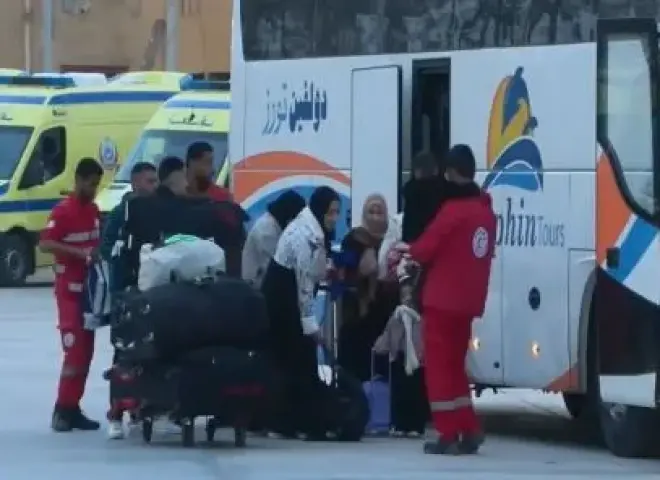 مصر تواصل استقبال وعلاج الجرحى الفلسطينيين وتسهيل عودة المغادرين