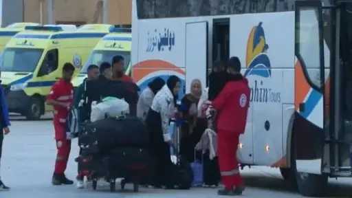 مصر تواصل استقبال وعلاج الجرحى الفلسطينيين وتسهيل عودة المغادرين