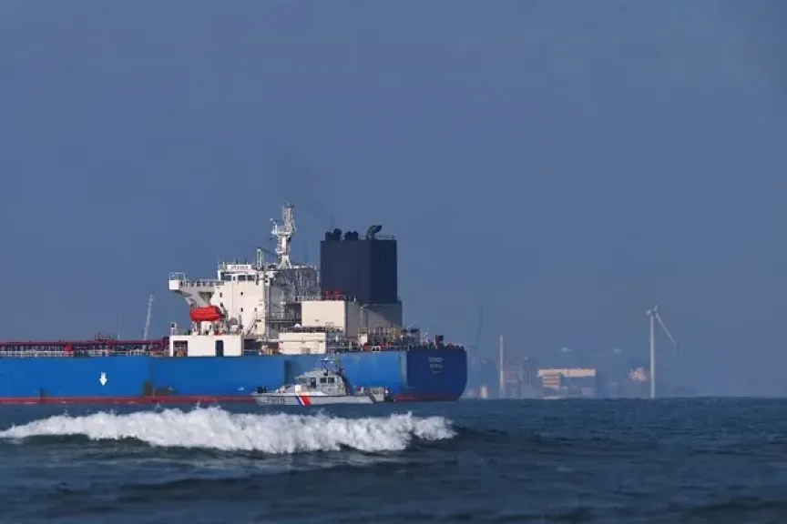 فرنسا تفرج عن ناقلة يشتبه في انتمائها لأسطول الظل الروسي بعد سداد غرامة بملايين اليوروهات