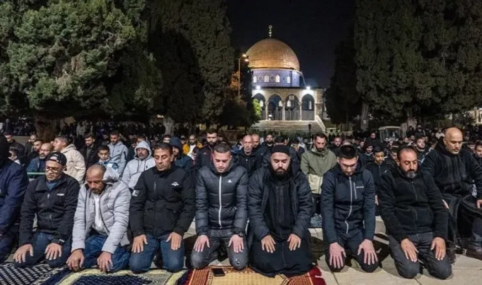القدس.. آلاف الفلسطينيين يقيمون التراويح بالمسجد الأقصى