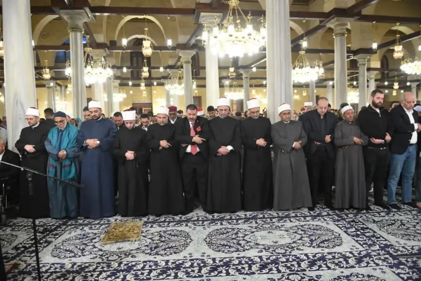 وزير الأوقاف يؤدي صلاة التراويح في أول ليلة من رمضان بمسجد الإمام الحسين