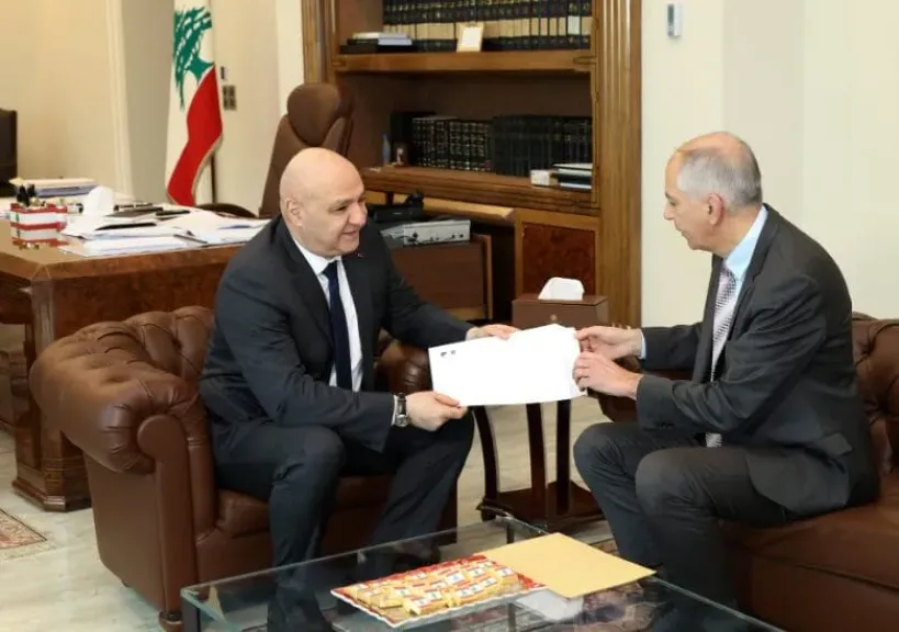 عون يتسلم دعوة من الرئيس الفرنسي للمشاركة في مؤتمر دولي لدعم الجيش اللبناني