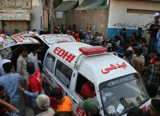 باكستان: مقتل 13 في انهيار مبنى بمدينة كراتشي بعد انفجار