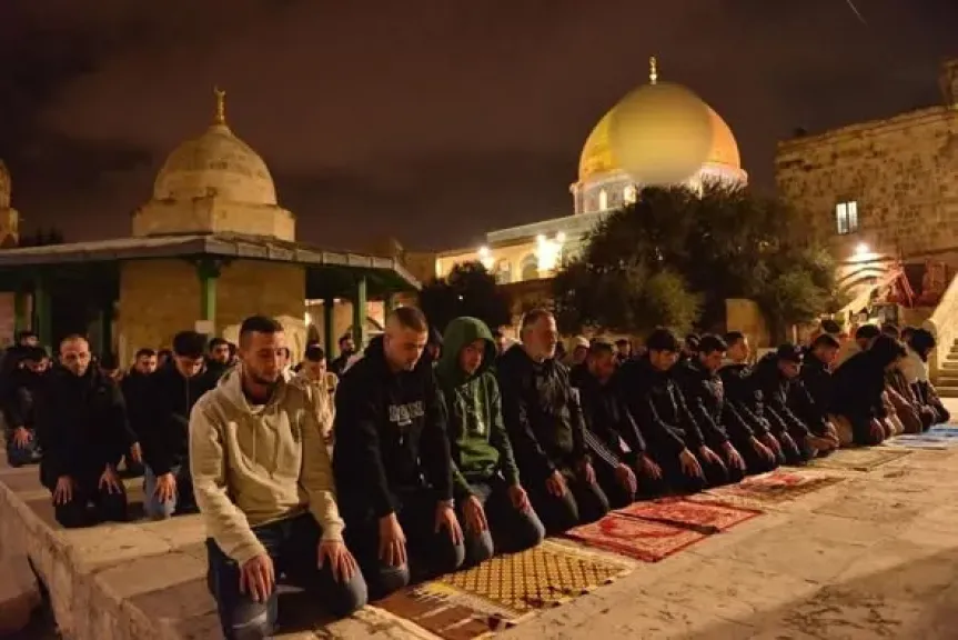 60 ألف مصل يؤدي صلاة العشاء والتراويح في الأقصى