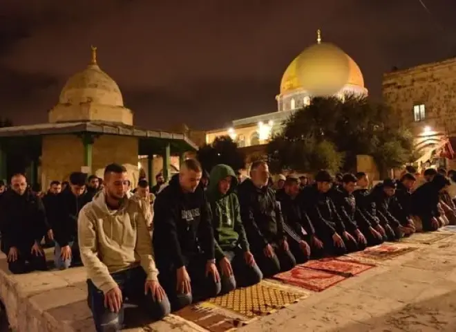 60 ألف مصل يؤدي صلاة العشاء والتراويح في الأقصى
