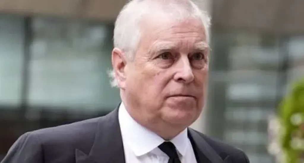 رويترز: الأمير البريطاني السابق آندرو يغادر مركز الشرطة