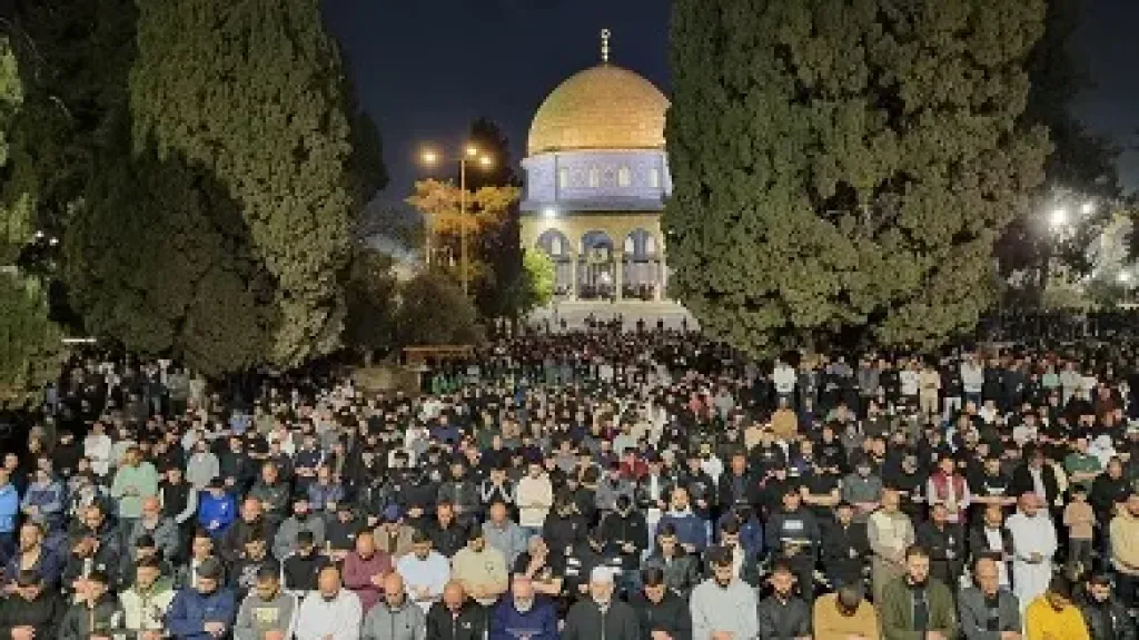 100 ألف مصلٍ يؤدون العشاء والتراويح في المسجد الأقصى