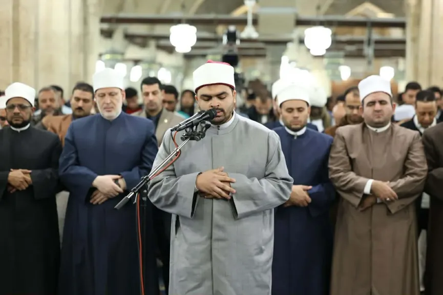 بتوجيهات الإمام الأكبر.. طالب جامعي يؤم المصلين بالجامع الأزهر لأول مرة
