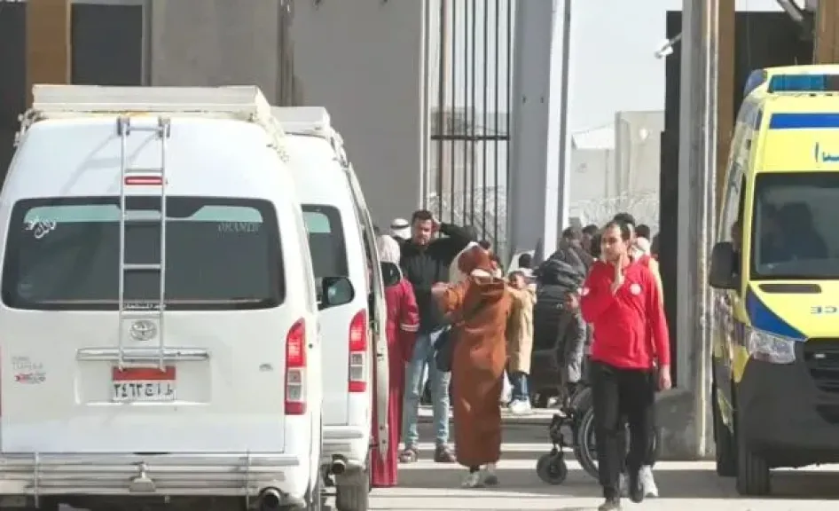 فرق الهلال الأحمر تنتشر على معبر رفح لتقديم الخدمات الإغاثية والإنسانية اللازمة للدفعة الـ 15 من الجرحى والمصابين الفلسطينيين