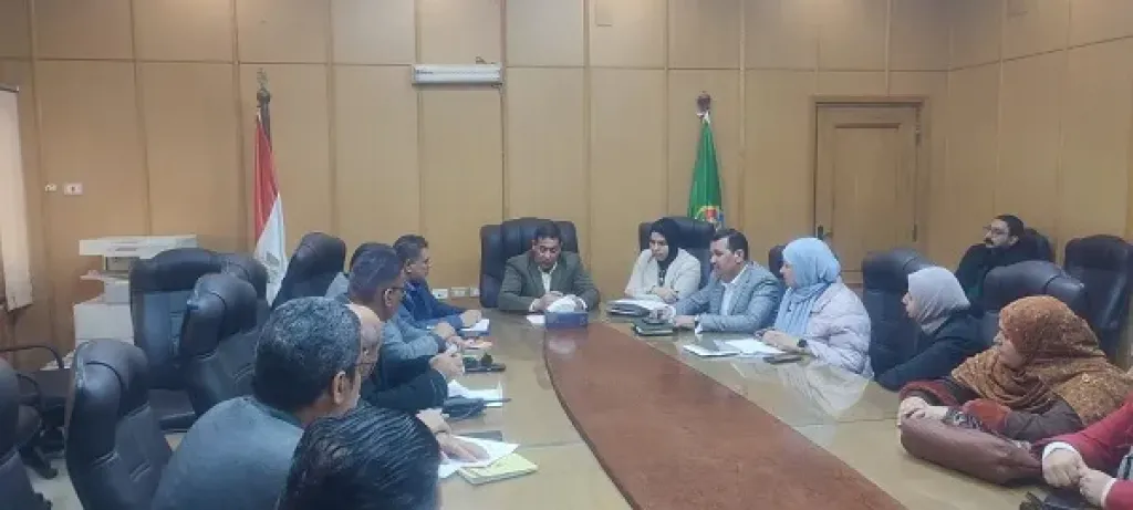 السكرتير المساعد لمحافظة الفيوم يعقد اجتماعا لبحث آليات التعامل مع المتغيرات غير القانونية