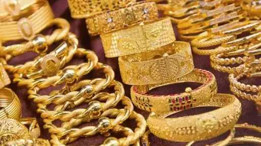أسعار الذهب تقفز في السماء بسبب بدء الحرب الإيرانية – الأمريكية وسعر عيار 21 يرتفع 300 جنيه مرة واحدة