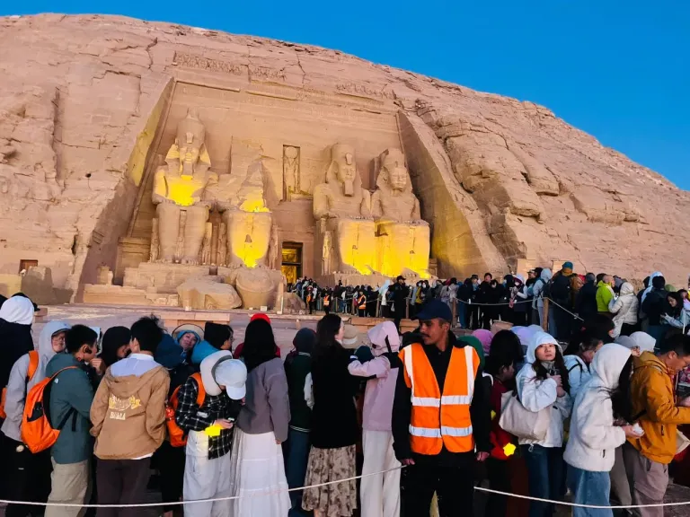آلاف السائحين يصطفون صباح اليوم لرؤية تعامد تعامد الشمس على وجه رمسيس الثاني في معبد أبوسمبل