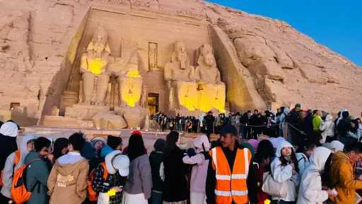 آلاف السائحين يصطفون صباح اليوم لرؤية تعامد تعامد الشمس على وجه رمسيس الثاني في معبد أبوسمبل