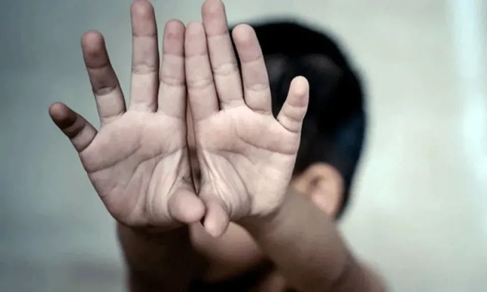 أب يعتدي على ابنه البالغ 4 سنوات بالضرب بسبب 10 جنيهات: أرسلته لشراء سجائر وضيّع الفلوس