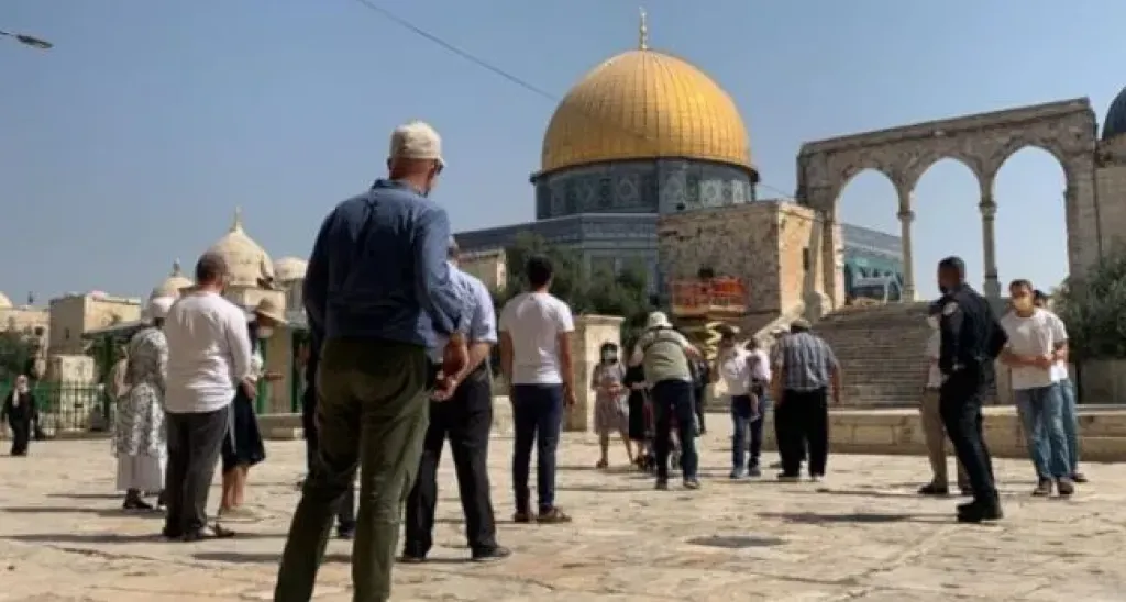 مستوطنون يؤدون طقوسا تلمودية واستفزازية في باحات المسجد الأقصى بحماية قوات الاحتلال