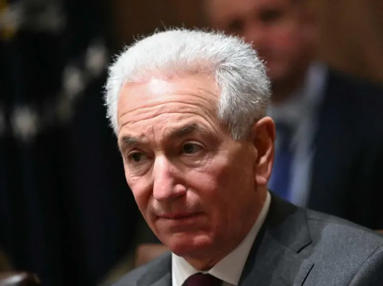 فرنسا تستدعي السفير الأمريكي لديها على خلفية تعليقات بشأن وفاة ناشط يميني