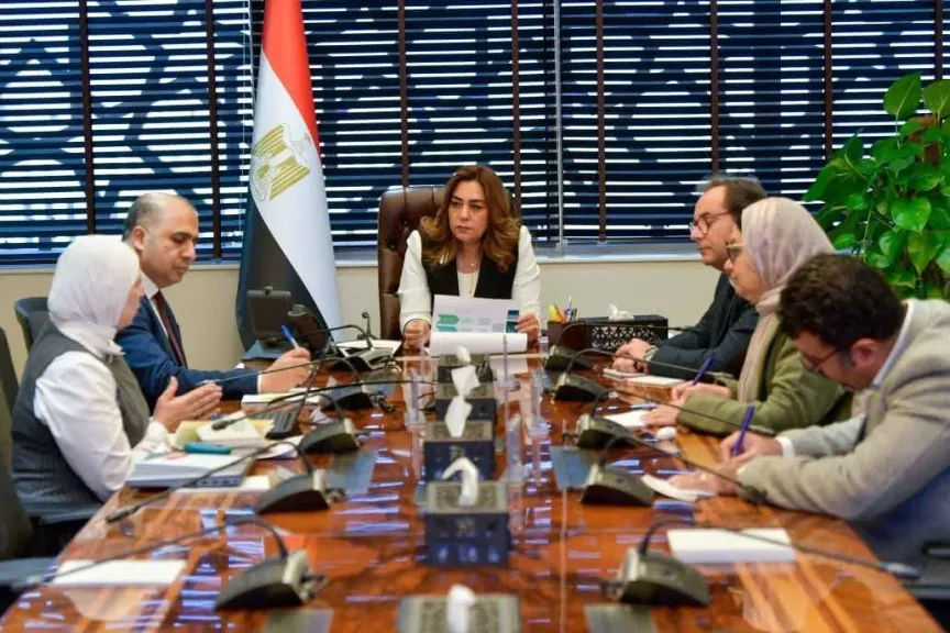 وزيرة البيئة تتابع آخر مستجدات جهود وإجراءات الوزارة للحد من استخدام الأكياس البلاستيكية