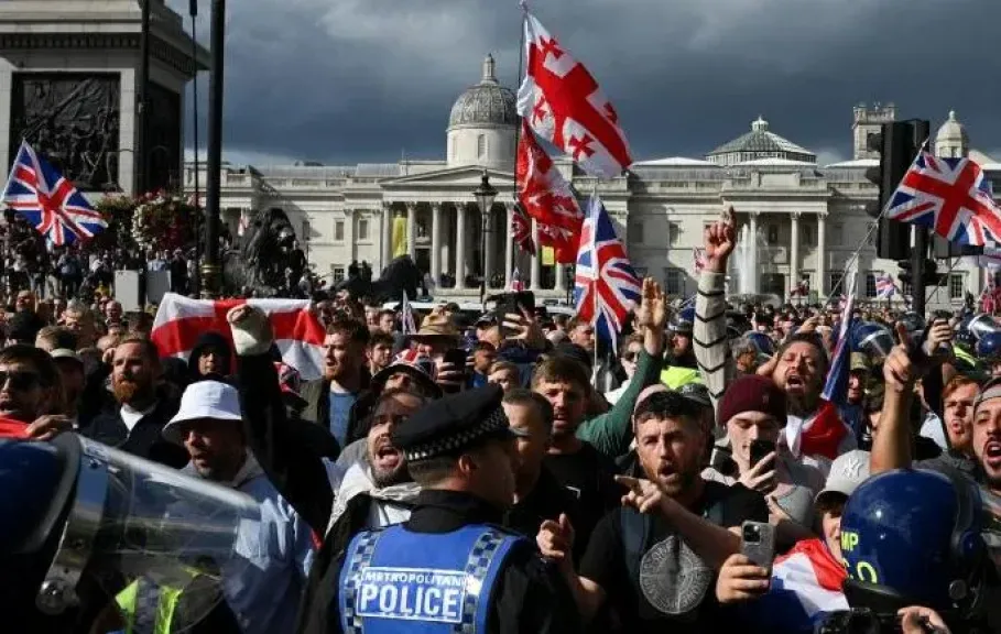 متظاهرون ينظمون مسيرة في شوارع لندن احتجاجا على النظام الإيراني