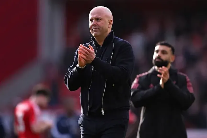 سلوت: عانينا في الشوط الأول وكنا محظوظين بهدف الوقت القاتل