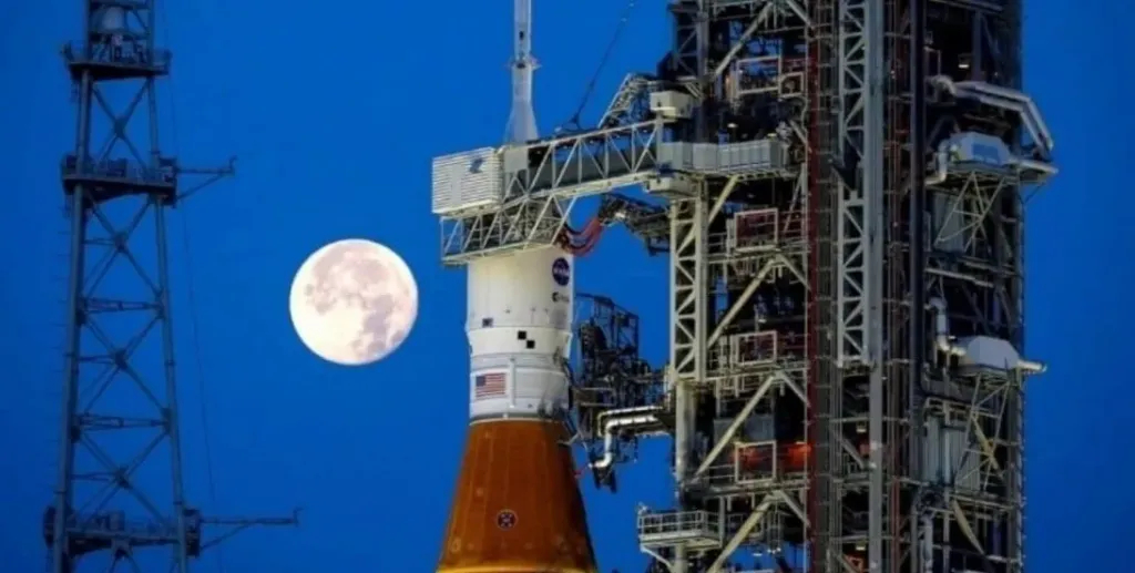 وكالة ناسا تعيد صاروخا تعتزم إرساله إلى القمر لإجراء مزيد من أعمال الإصلاح قبل إطلاقه