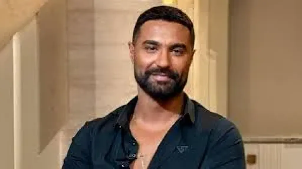 كريم فهمي يسخر من أدوية بناء العضلات في «وننسى اللى كان» وتحذيرات صحية من الإفراط فيها