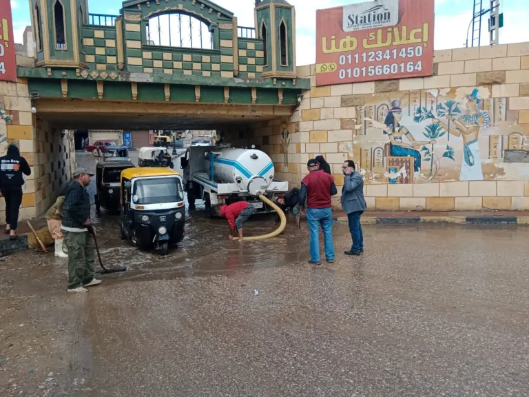 رئيس مدينة تلا بالمنوفية يتابع رفع تجمعات مياه الأمطار لضمان انسياب الحركة