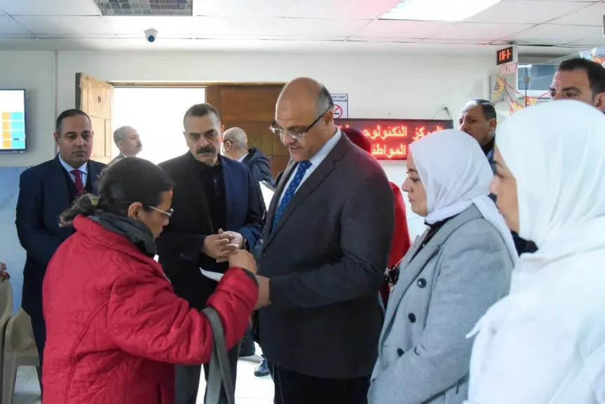 محافظ الإسكندرية يتفقد إدارة خدمة المواطنين ومركز خدمات مصر لمتابعة مستوى الخدمات