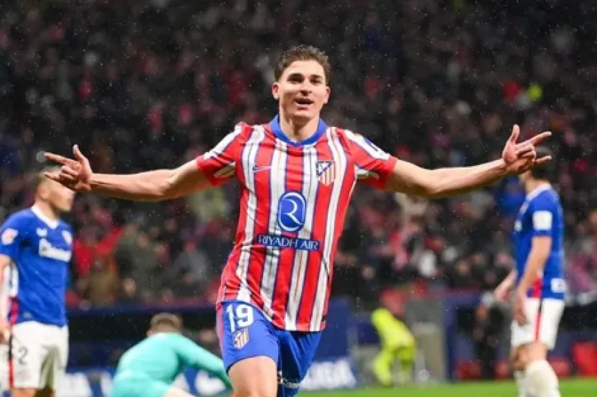 صراع لندني مشتعل.. تشيلسي وآرسنال يتنافسان على جوليان ألفاريز